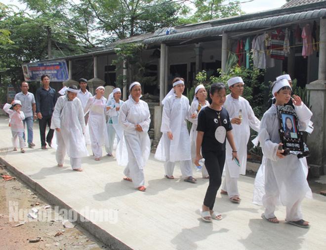 tin tuc 24h: be 3 tuoi nam thoi thop ben canh thi the ong noi suot nhieu ngay - 3