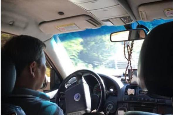 bo song joong ki cung chiec ao lung uot sung mo hoi va cau chuyen cam dong phia sau - 4