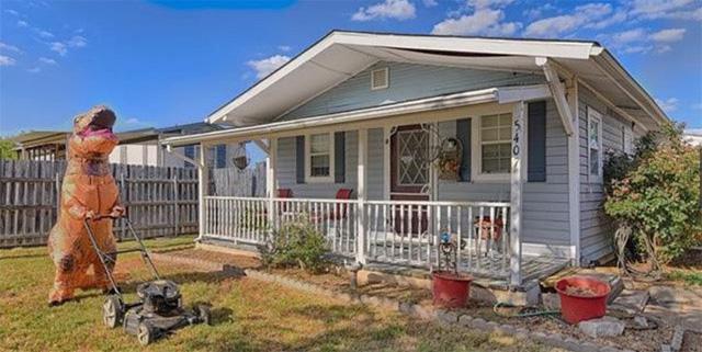 nguoi mua tranh nhau can nha cap 4 cu be ti vi phat hien dieu cuc la trong anh chup - 1