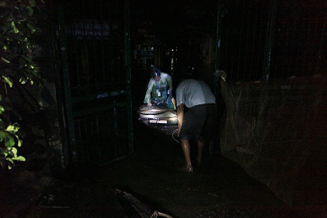 dem o ron lu chuong my: khong ngu noi vi nuoc an chan, con trung ruc vao nguoi - 14