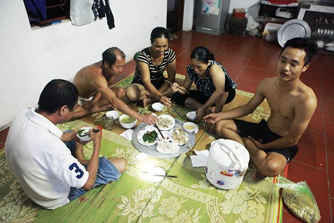 dem o ron lu chuong my: khong ngu noi vi nuoc an chan, con trung ruc vao nguoi - 15