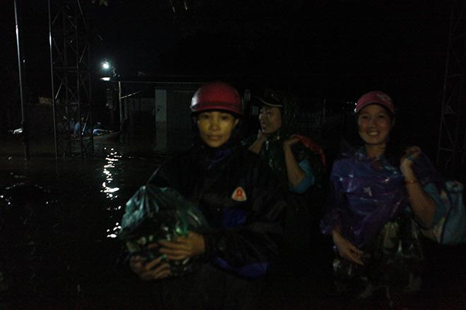 dem o ron lu chuong my: khong ngu noi vi nuoc an chan, con trung ruc vao nguoi - 2