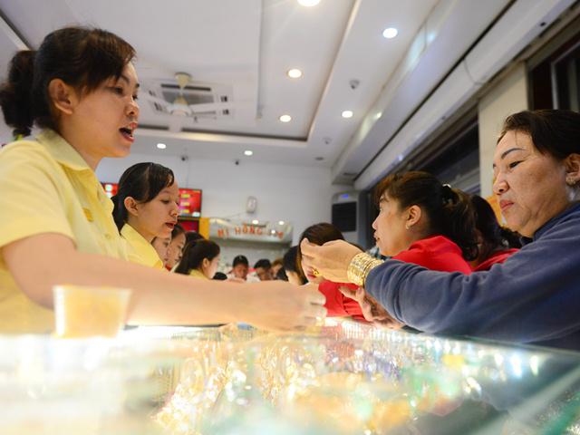 gia vang hom nay 1/8: hung tin lai suat, vang lao doc thang dung - 2