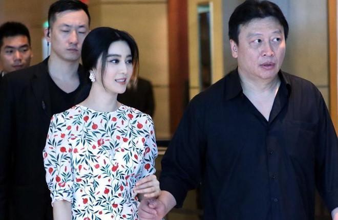 chan dong: lo buc anh pham bang bang bi canh sat cong tay bat giu - 1