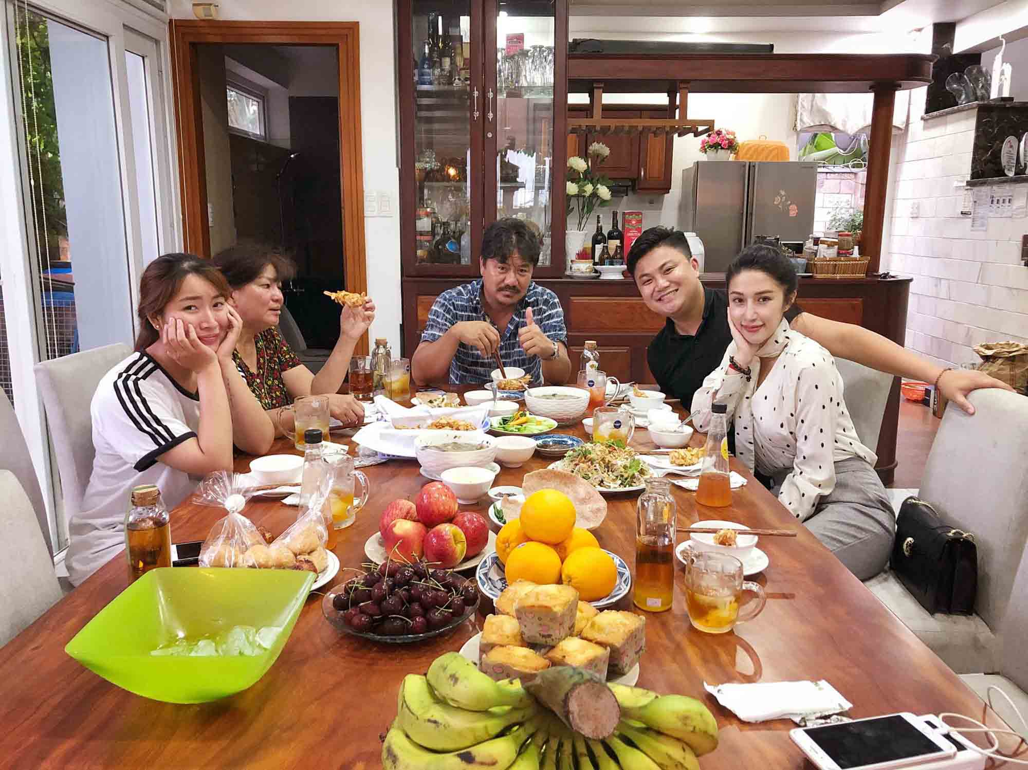 my nhan "nhat ky vang anh" van navy sap len xe hoa voi ban trai doanh nhan - 5