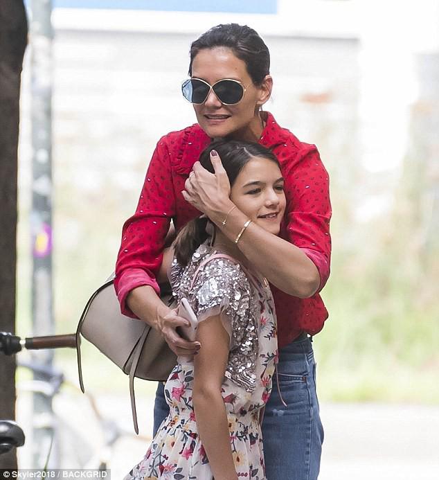 ngoi sao 24/7: duoc gap bo tom sau 7 nam bi bo roi, suri cruise hiem hoi cuoi tuoi roi - 1