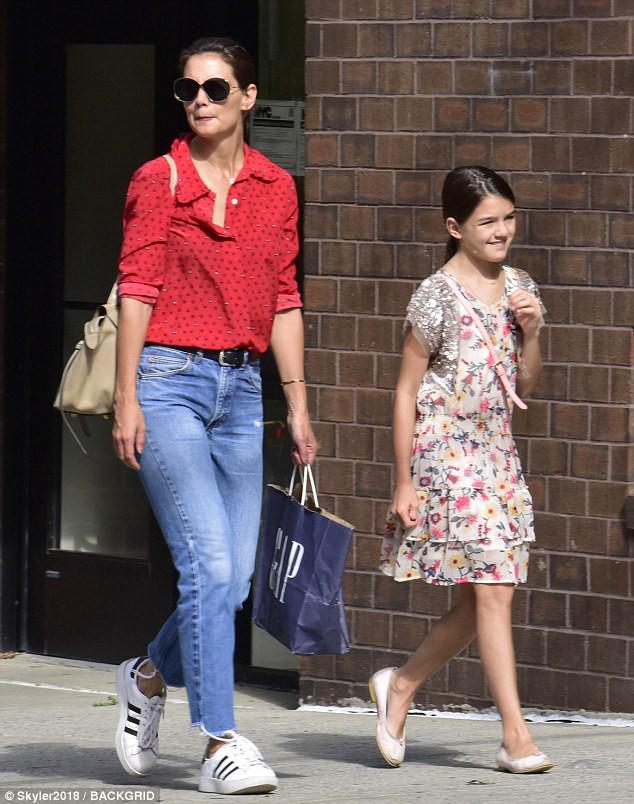 ngoi sao 24/7: duoc gap bo tom sau 7 nam bi bo roi, suri cruise hiem hoi cuoi tuoi roi - 2