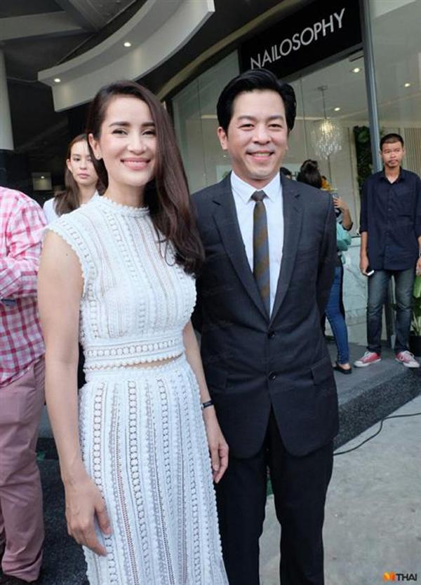 sau 20 nam yeu nhau, cuoi cung "bong hong lai" noi tieng nhat thai lan cung len xe hoa - 3