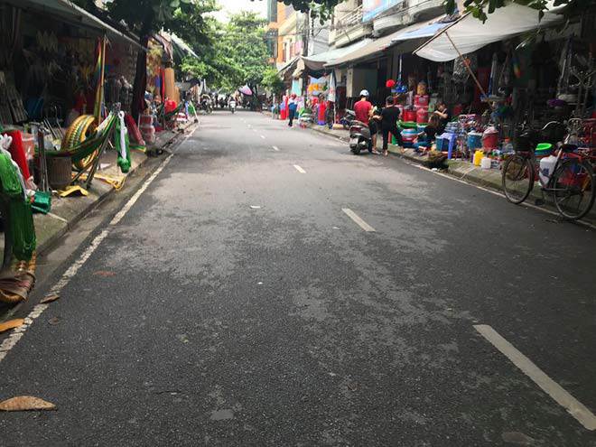 thanh nien 9x ke lai giay phut bi 2 ke bit mat chem dut gan chan, tay - 1