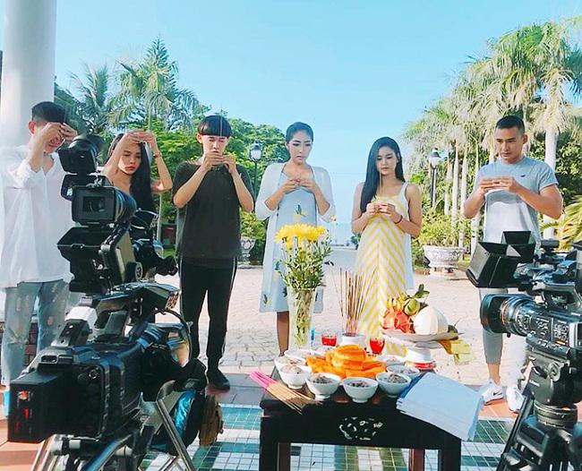 thuy diem moi sinh day thang, luong the thanh da di dong phim "kiem tien bim sua" cho con - 1