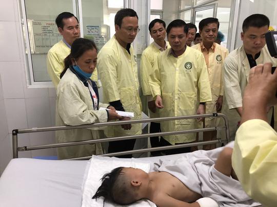 vu xe dau gap nan 13 nguoi chet: co ke gia danh nguoi than de nhan tien tu thien - 1