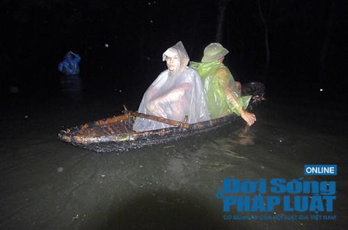 can canh su khon kho cua nguoi dan o ron lu chuong my khi dem xuong - 1