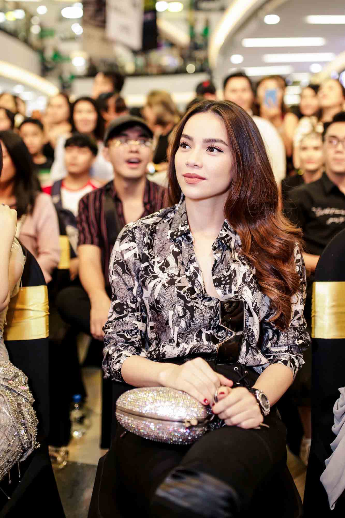 video: le quyen bo di ngay khi nhin thay ho ngoc ha tai su kien - 2