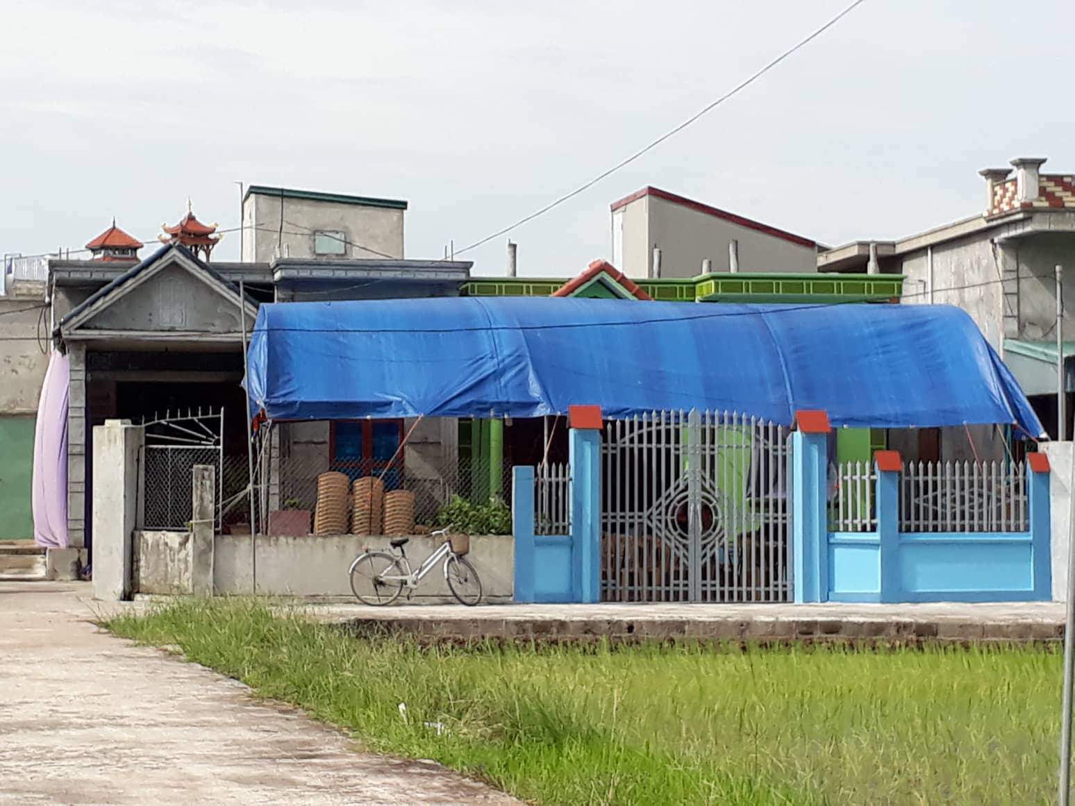 bang hoang phat hien chong chet, vo tu vong trong tu the la - 1