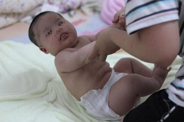 be 6 tuoi soi than, nguoi ba khi ay moi thu nhan nguyen nhan vi ham nuoi chau cao - 1