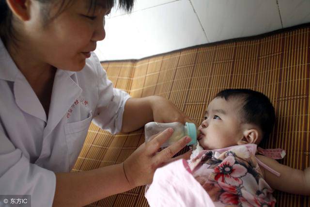 con tu vong vi sai lam cua me khi cho uong thuoc, bac si noi "lam the la hai tre" - 2