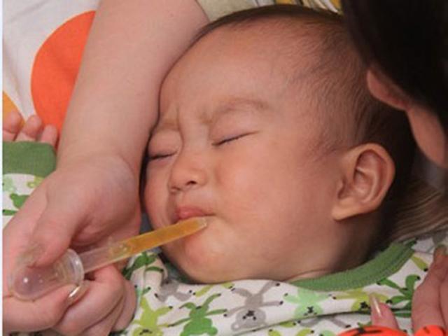 con tu vong vi sai lam cua me khi cho uong thuoc, bac si noi "lam the la hai tre" - 1