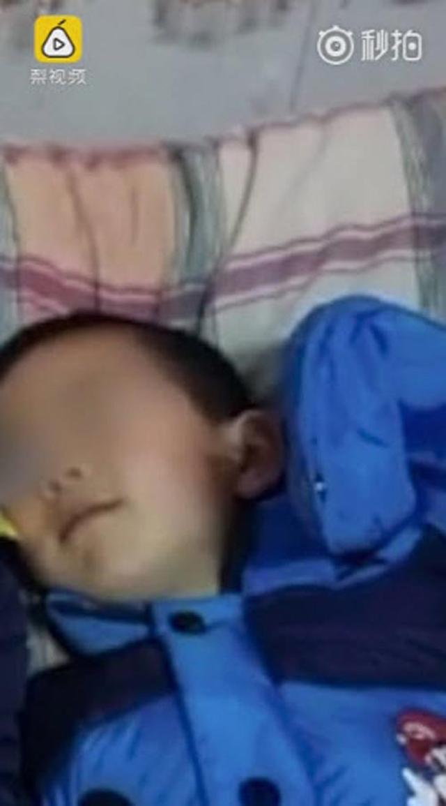 chan dong me giet con trai giau xac duoi gam giuong roi than nhien ngu ben tren suot may ngay - 4