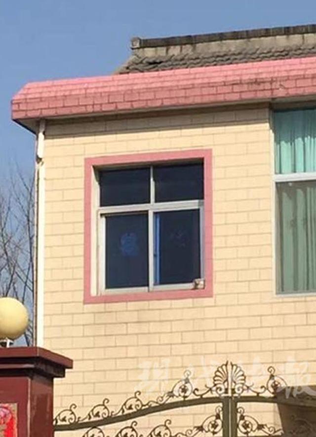 chan dong me giet con trai giau xac duoi gam giuong roi than nhien ngu ben tren suot may ngay - 2