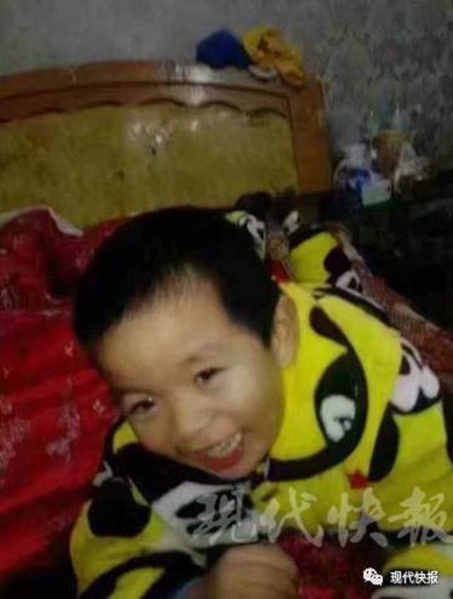 chan dong me giet con trai giau xac duoi gam giuong roi than nhien ngu ben tren suot may ngay - 1