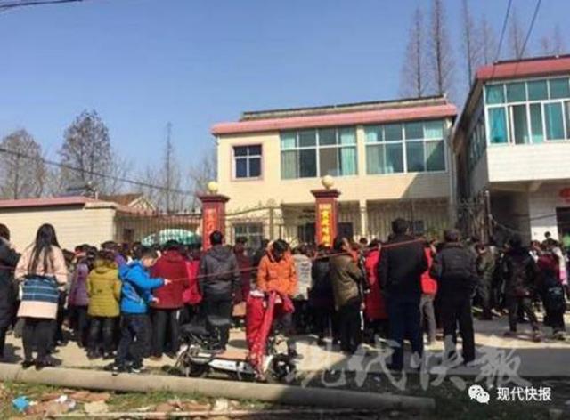 chan dong me giet con trai giau xac duoi gam giuong roi than nhien ngu ben tren suot may ngay - 3