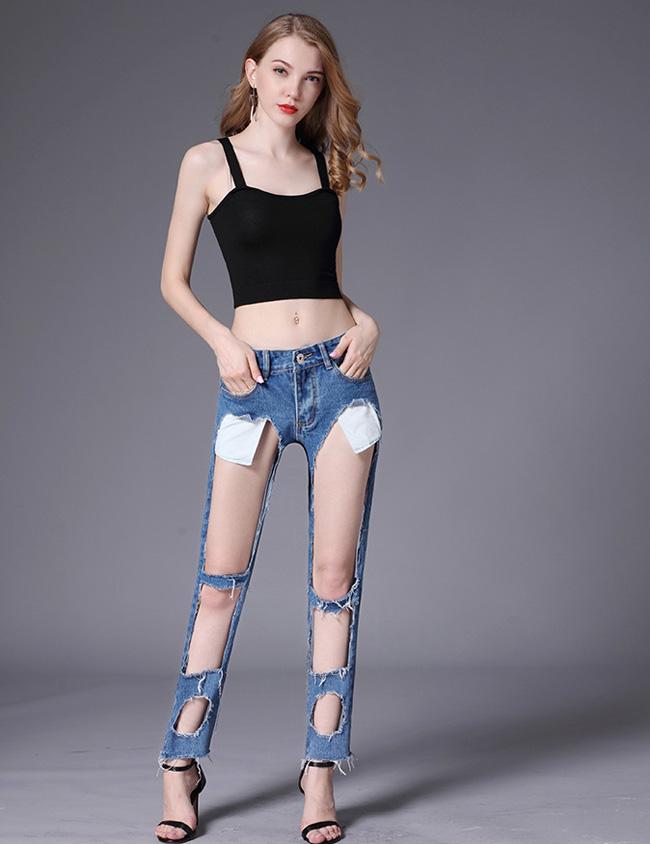 lam me 2 con nhung tam tit van khong ngai mac quan jeans rach toac nhu "dan choi" - 9