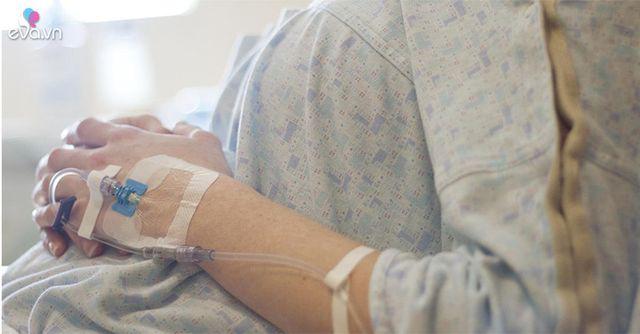 Sau khi kiểm tra bác sĩ phát hiện con của Hiểu Mẫn đã chết lưu