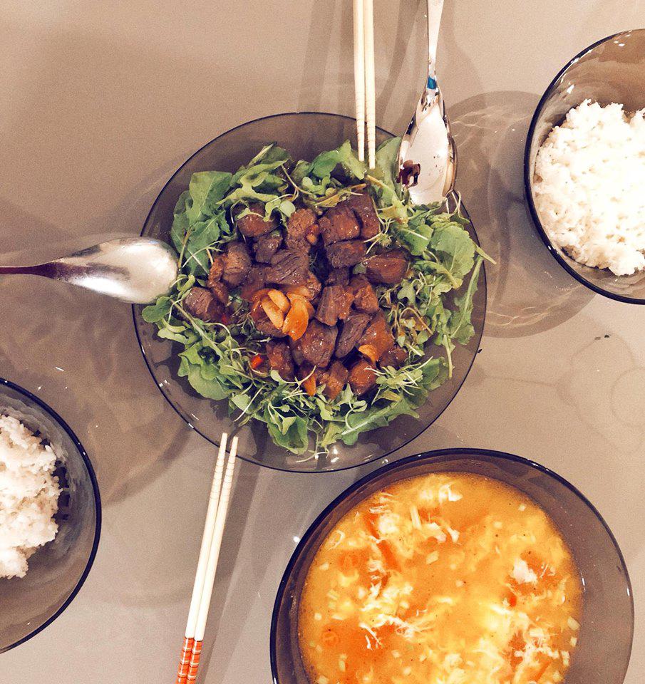 lan khue khoe com tu nau, dan tinh lai chu y den chi tiet la phan chieu qua chiec thia - 4