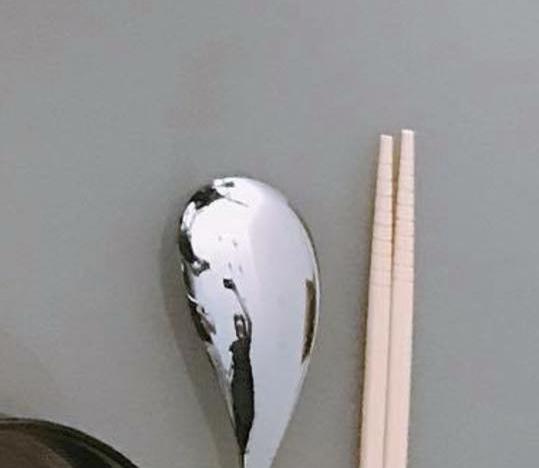 lan khue khoe com tu nau, dan tinh lai chu y den chi tiet la phan chieu qua chiec thia - 2