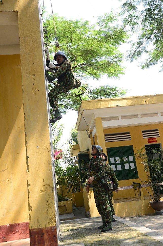 "mr.can tro" xuan nghi nhu muon bat khoc khi bi kep chan vao day chong set - 2