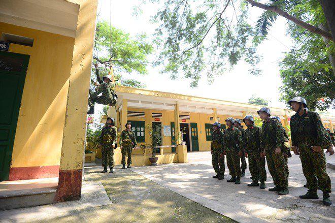 "mr.can tro" xuan nghi nhu muon bat khoc khi bi kep chan vao day chong set - 1