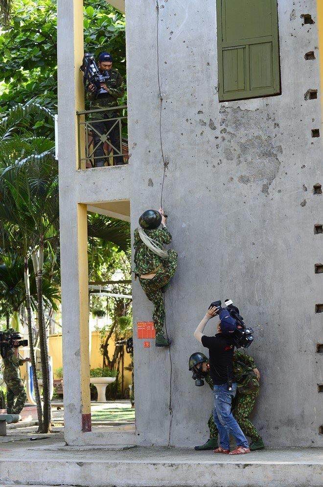 "mr.can tro" xuan nghi nhu muon bat khoc khi bi kep chan vao day chong set - 3