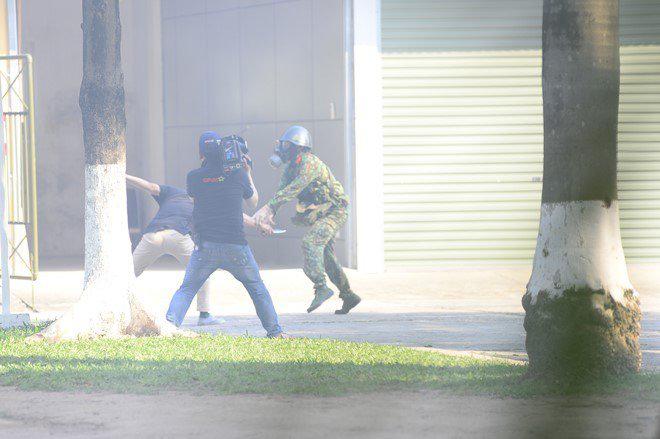 "mr.can tro" xuan nghi nhu muon bat khoc khi bi kep chan vao day chong set - 8