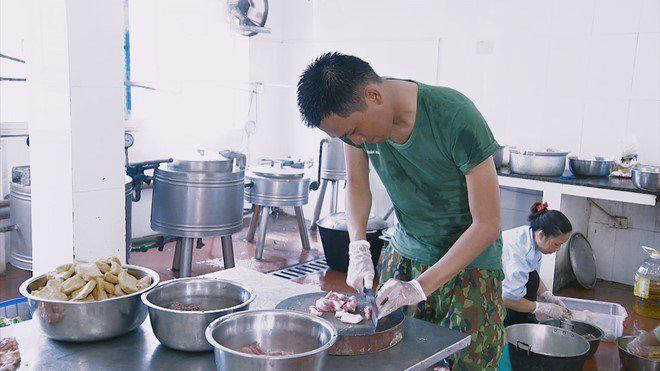 "mr.can tro" xuan nghi nhu muon bat khoc khi bi kep chan vao day chong set - 6