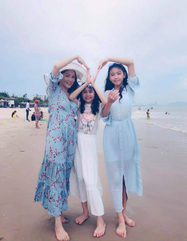 vo quyen linh khoe anh me chong, dan tinh chu y den diem dac biet o con gai phia sau - 5