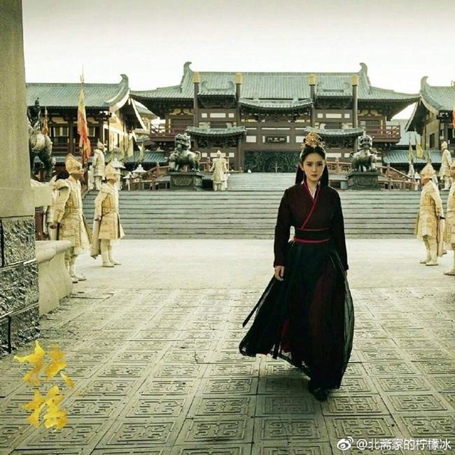 clip: duong mich, nguyen kinh thien gui loi chao khan gia viet nam - 1