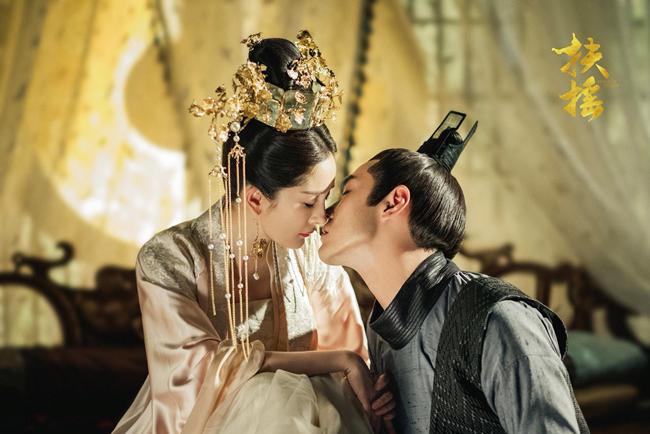 clip: duong mich, nguyen kinh thien gui loi chao khan gia viet nam - 7