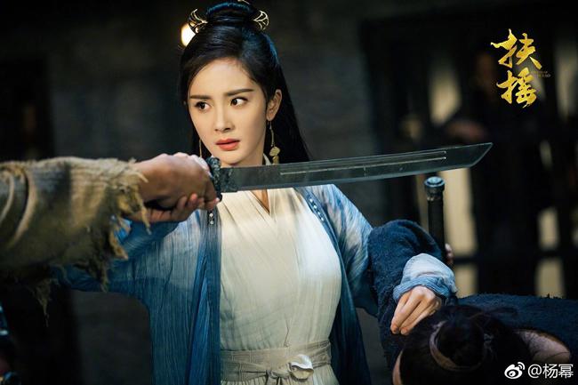 clip: duong mich, nguyen kinh thien gui loi chao khan gia viet nam - 4