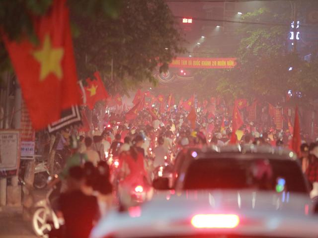 u23 viet nam lan dau vao tu ket asiad, nguoi ham mo do ra duong xuyen dem an mung - 15