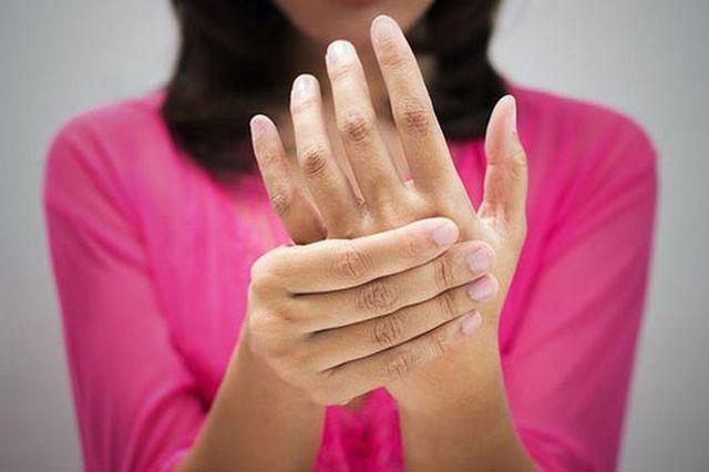 nguoi dan ong chet sau 3 gio dau dau, bac si canh bao 4 dau hieu can duoc chu y - 7