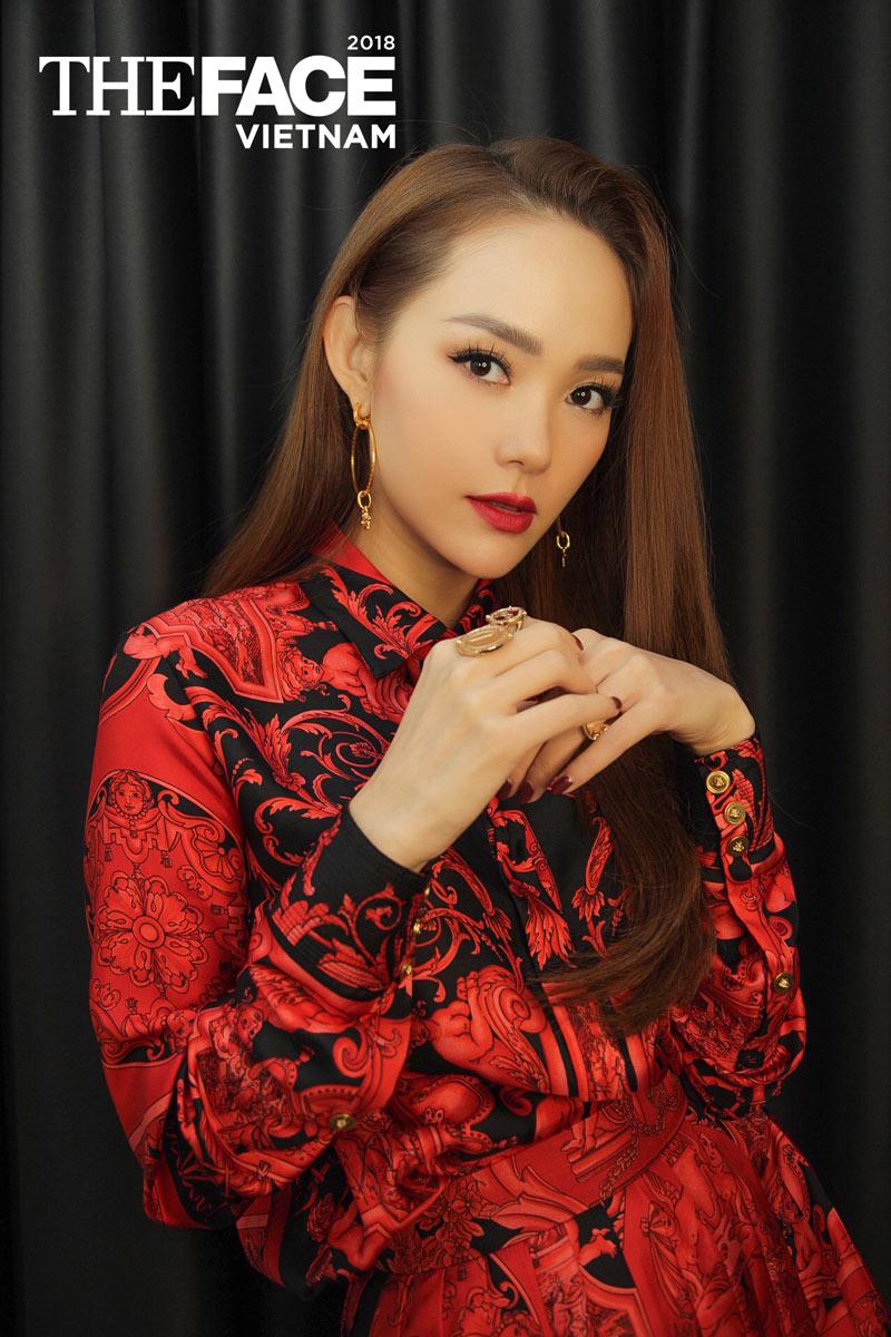 the face ngay 1: bo trang phuc dep va chat nhat thuoc ve hlv thanh hang - 4