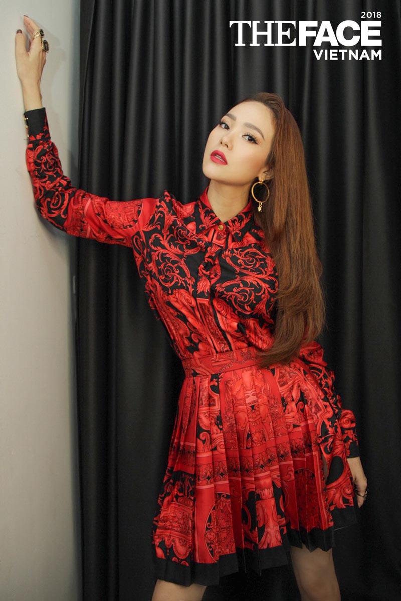 the face ngay 1: bo trang phuc dep va chat nhat thuoc ve hlv thanh hang - 5