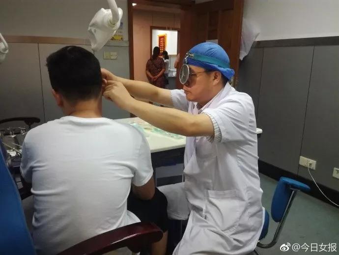 hi huu: chang trai tre thung mang nhi, suyt diec vi duoc ban gai hon - 1