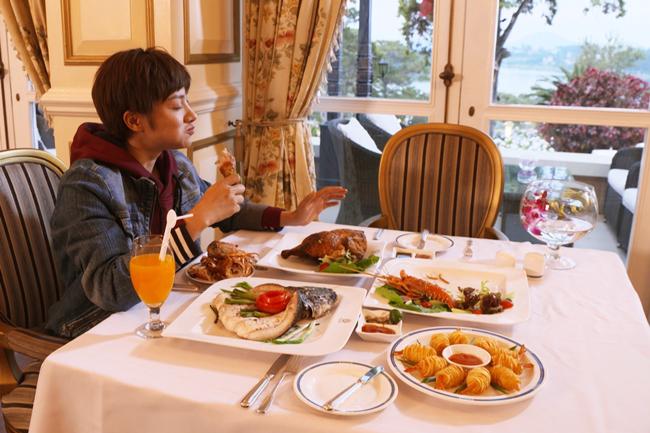 clip xem muon "te ghe": yaya truong nhi bi bat vi "an quyt" tai nha hang 5 sao - 3