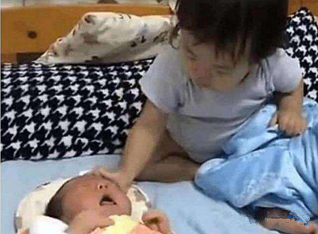 em trai khoc toang doi me va hanh dong bat ngo cua nguoi chi gai duoc camera quay lai - 3