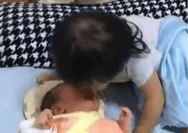 em trai khoc toang doi me va hanh dong bat ngo cua nguoi chi gai duoc camera quay lai - 2