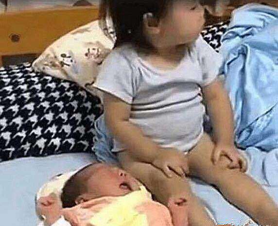 em trai khoc toang doi me va hanh dong bat ngo cua nguoi chi gai duoc camera quay lai - 4