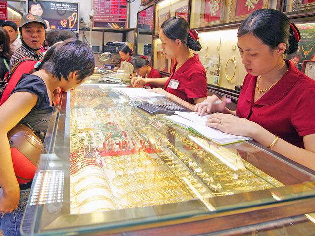 gia vang hom nay 30/8/2018: vang sjc tiep tuc giam them 20 nghin dong/luong - 1