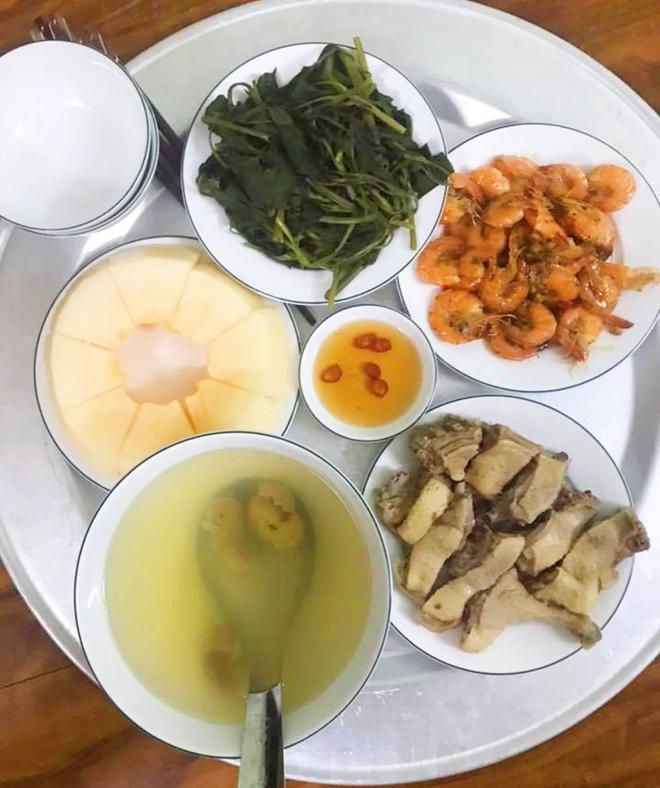 mac ke tai nan phai ngoi xe lan, vo tre van vao bep nau nhung mam com tuom tat - 2