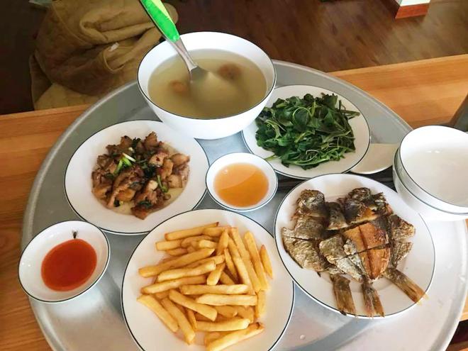 mac ke tai nan phai ngoi xe lan, vo tre van vao bep nau nhung mam com tuom tat - 6